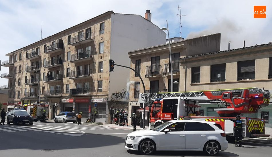 Foto 3 - Susto en el paseo de Canalejas por el incendio en el interior de un edificio