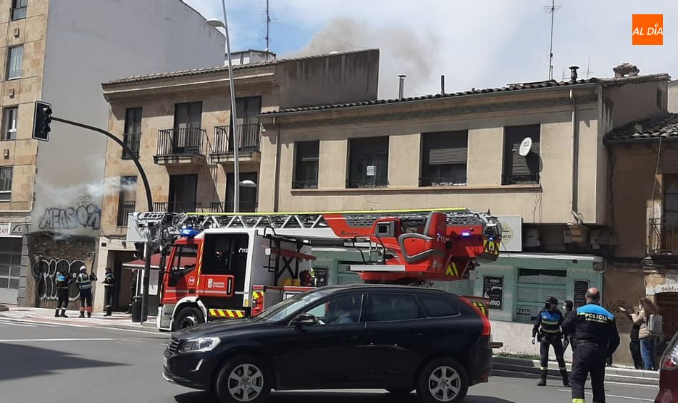 Foto 2 - Susto en el paseo de Canalejas por el incendio en el interior de un edificio