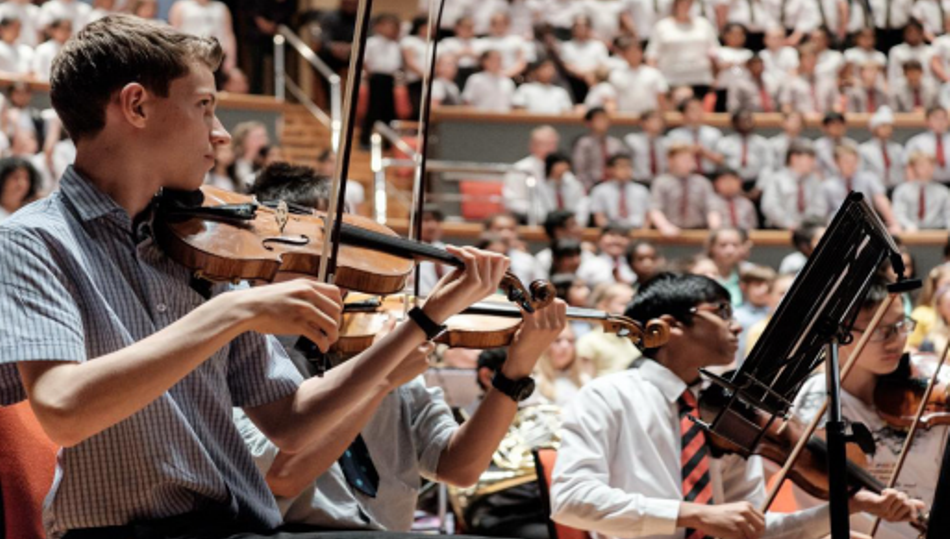 Músicos de la Orquesta King Edward VI High School for Girls, de Birmingham
