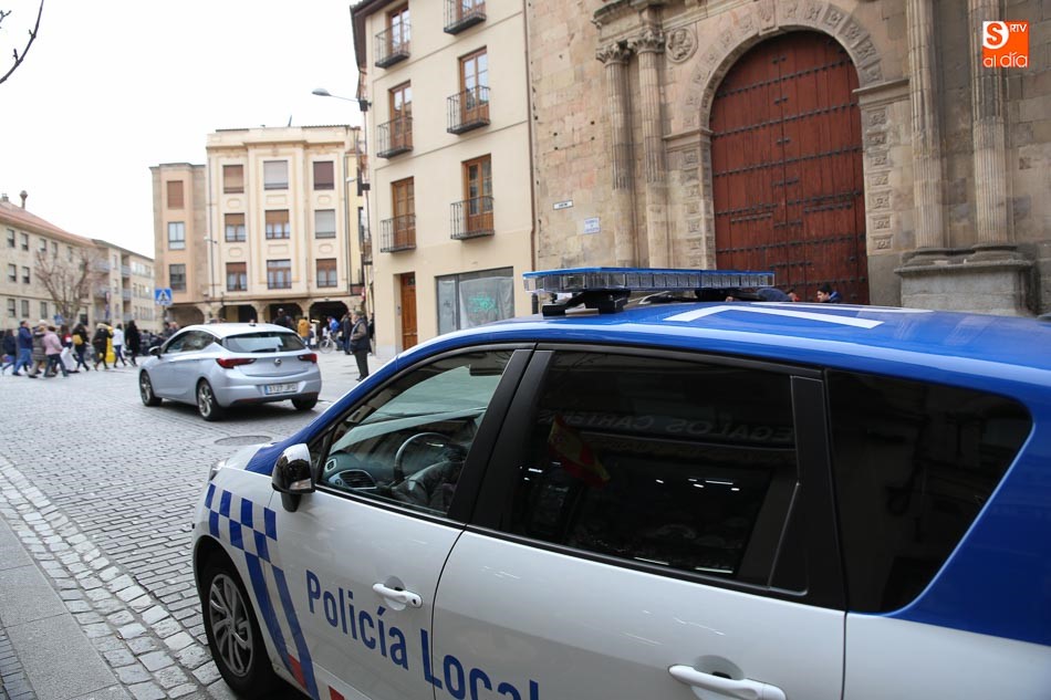 Patrulla de la Policía Local en el centro de Salamanca, junto a la iglesia de San Martín