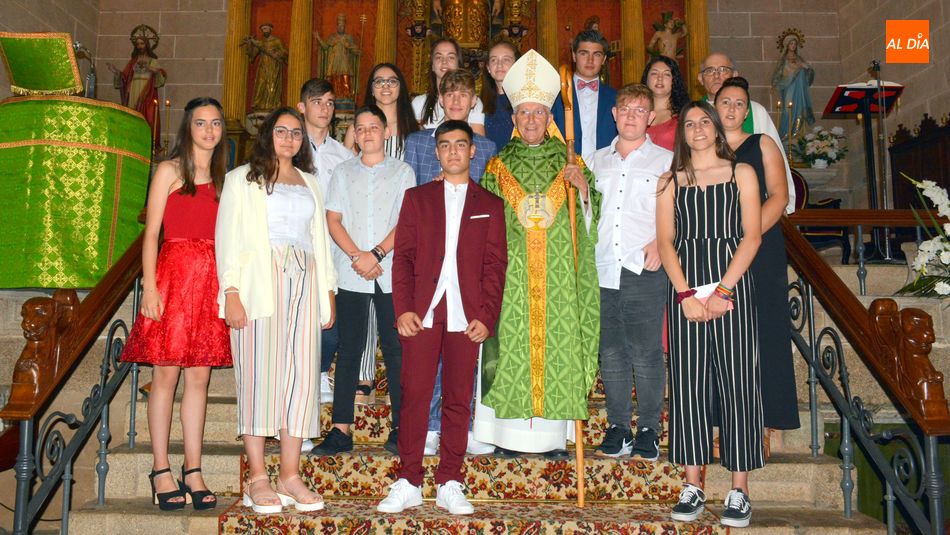 Jesús García Burillo y Andrés García acompañando a los jóvenes recién confirmados / E. Corredera