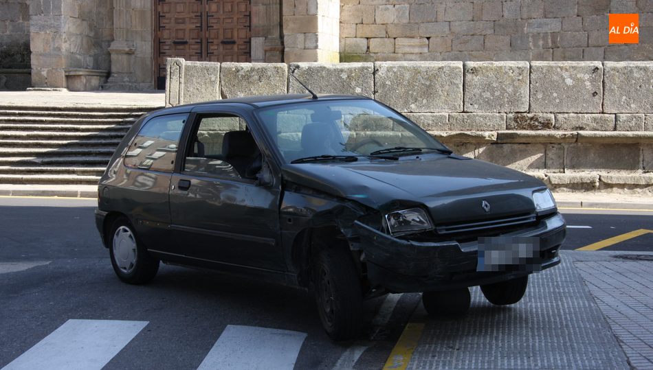 El vehículo acabó suspendido sobre uno de los bolardos de la esquina de la Plaza de España con la calle San Juan de Dios / CORRAL