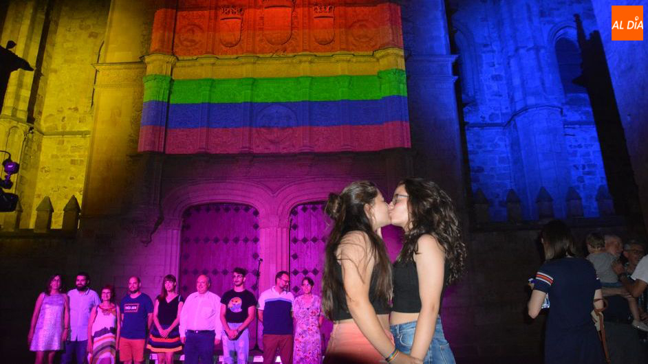 Una pareja besándose / Lydia González