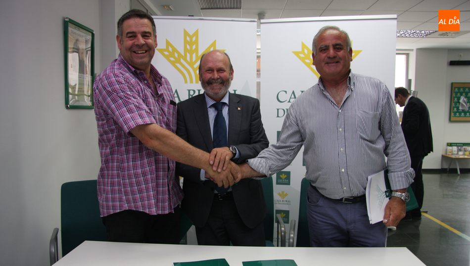 Amador del Molino, Ernesto Moronta y Miguel Ángel Sánchez tras la firma del convenio en Vitigudino/ CORRAL