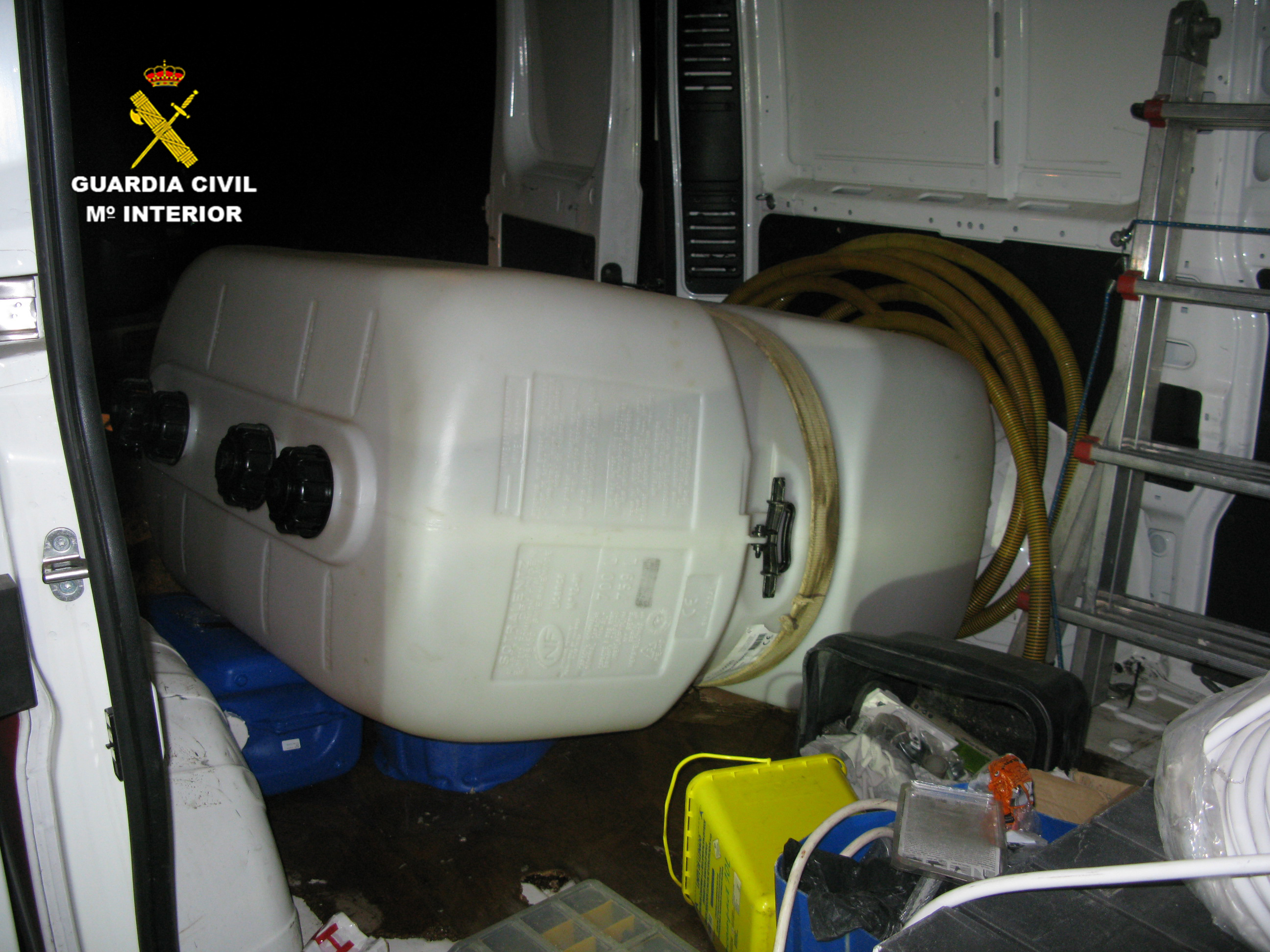 Foto 2 - Investigan a un varón por verter un depósito de 750 litros lleno de productos químicos peligrosos