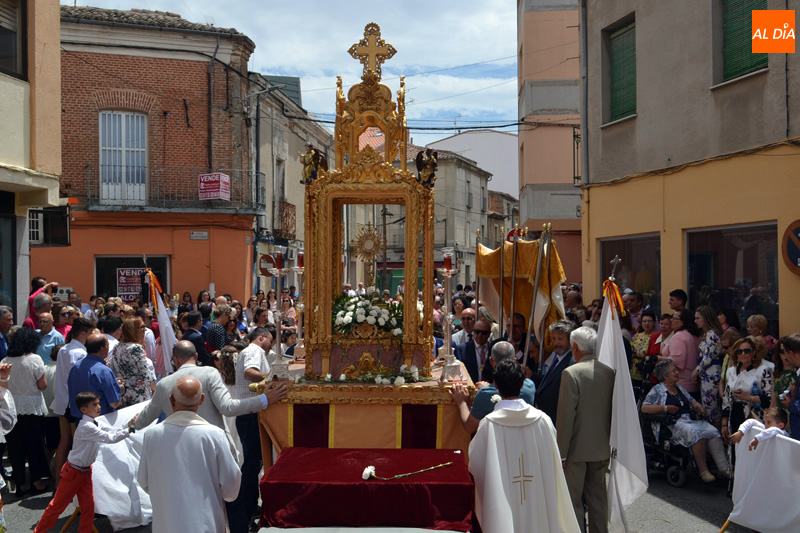 Foto 4 - Calor y buen ambiente marcan la procesión del Domingo de Corpus