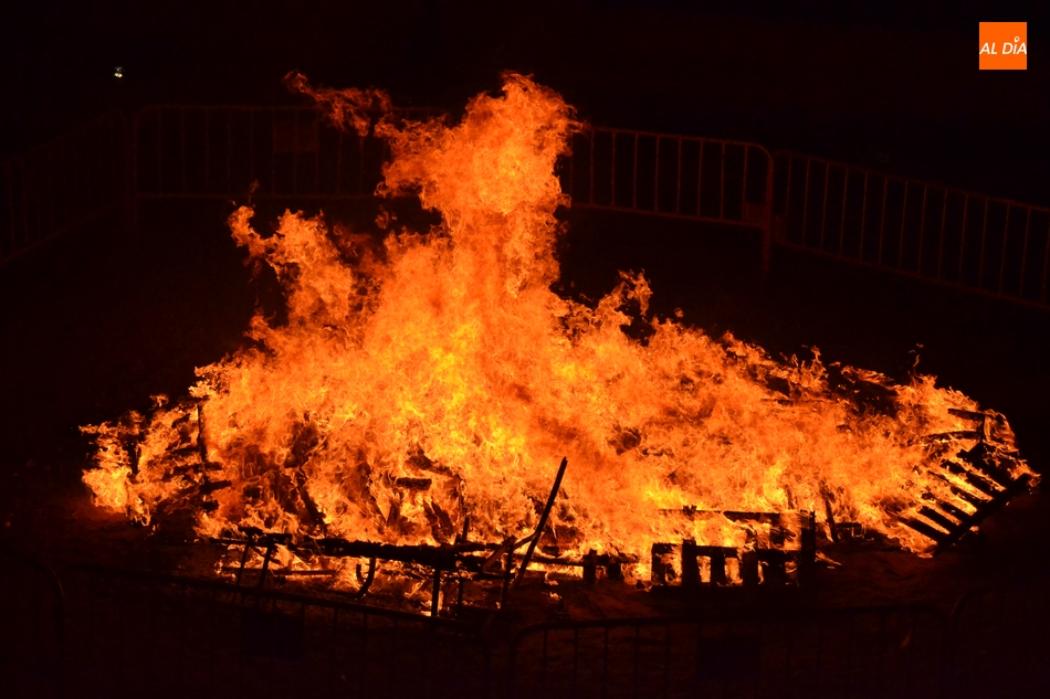 Foto 6 - El fuego mágico de San Juan arde en una noche fresca y de espíritu teatral  