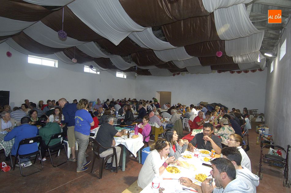 Foto 4 - El mal tiempo obliga a degustar a cubierto la paella de fin de fiestas de Robleda  