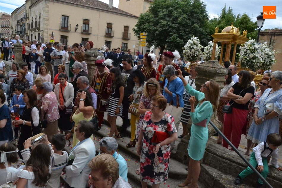 Foto 5 - Unos 40 niños de 1ª Comunión participan en la procesión del Santísimo, a la que regresa el...