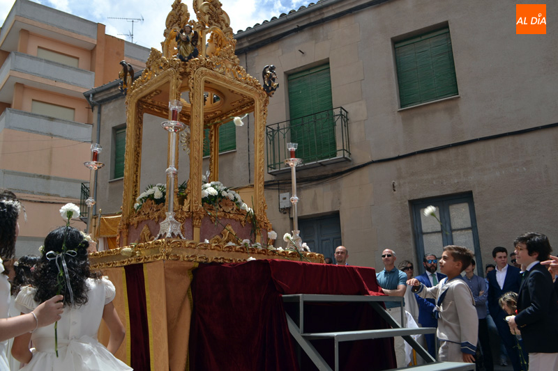 Foto 6 - Calor y buen ambiente marcan la procesión del Domingo de Corpus