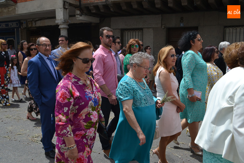 Foto 2 - Calor y buen ambiente marcan la procesión del Domingo de Corpus
