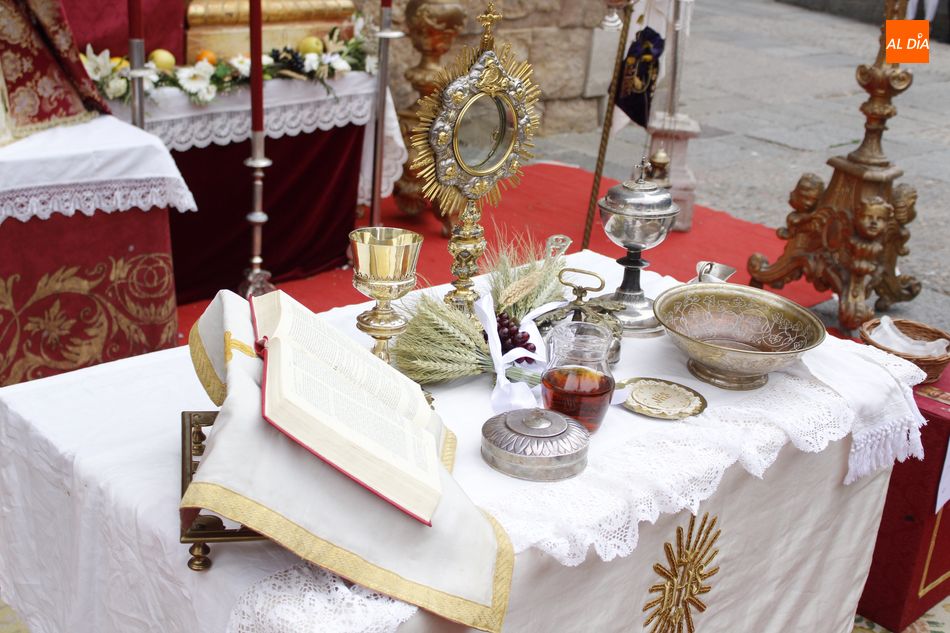 Foto 5 - La solemne eucaristía y la procesión ponen el punto y final al Corpus Christi