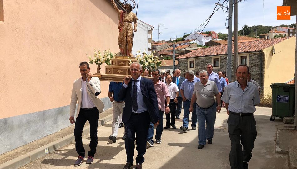 El alcalde de Ahigal, Óscar Sánchez, junto a Jesús María Ortiz portando el santo en procesión