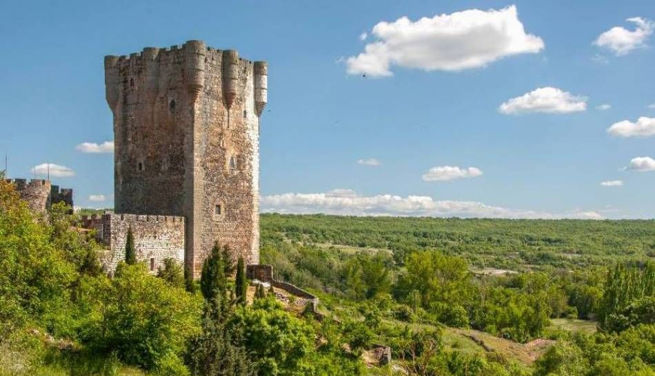 El castillo de Monleón y su airosa torre del Homenaje