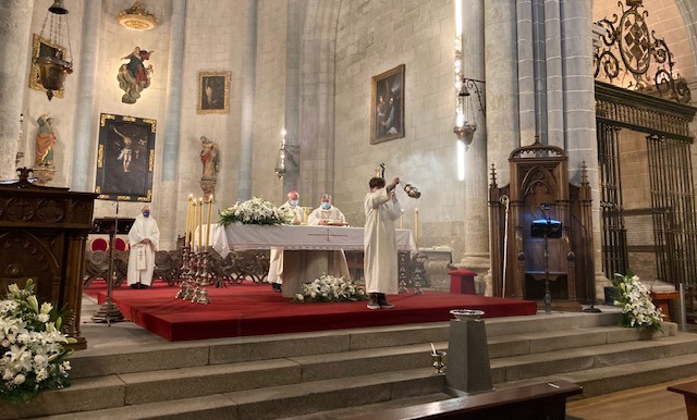 Foto 2 - Las velas iluminan los templos de la Diócesis en la solemne Vigilia Pascual  