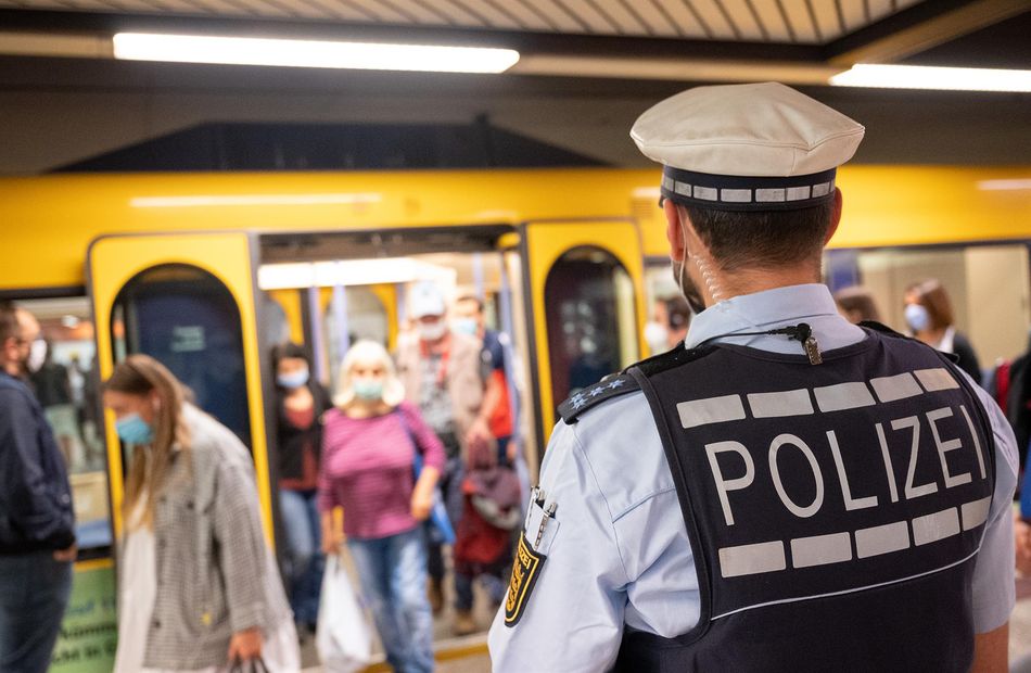 Archivo - Un policía vigila el uso de mascarilla en el metro de Stuttgart - Sebastian Gollnow/dpa - Archivo