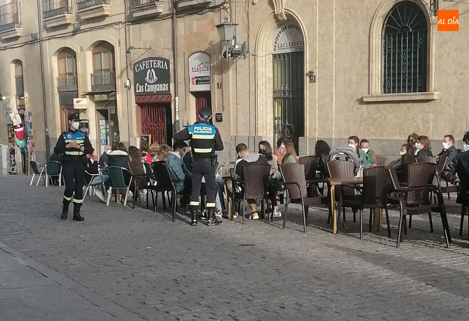 Agentes de la Policía Local velan por el uso de la mascarilla en las terrazas de Salamanca - LG