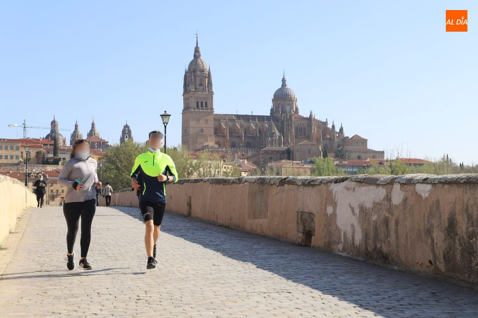 Muchos deportistas cruzan corriendo el Tormes a través del histórico Puente Romano - Lydia González