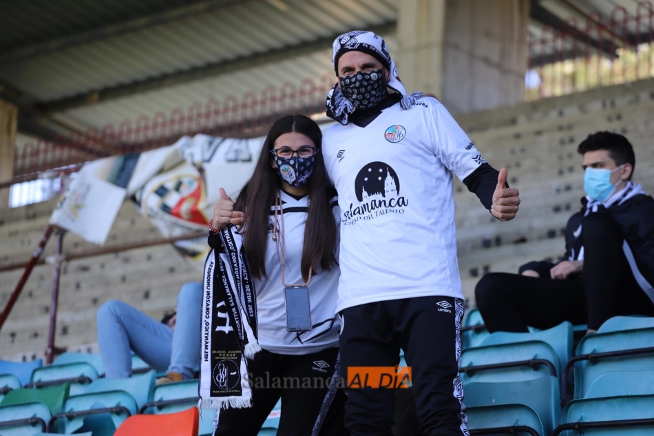 Aficionados del Salamanca UDS, en el Estadio Helmántico / Lydia González