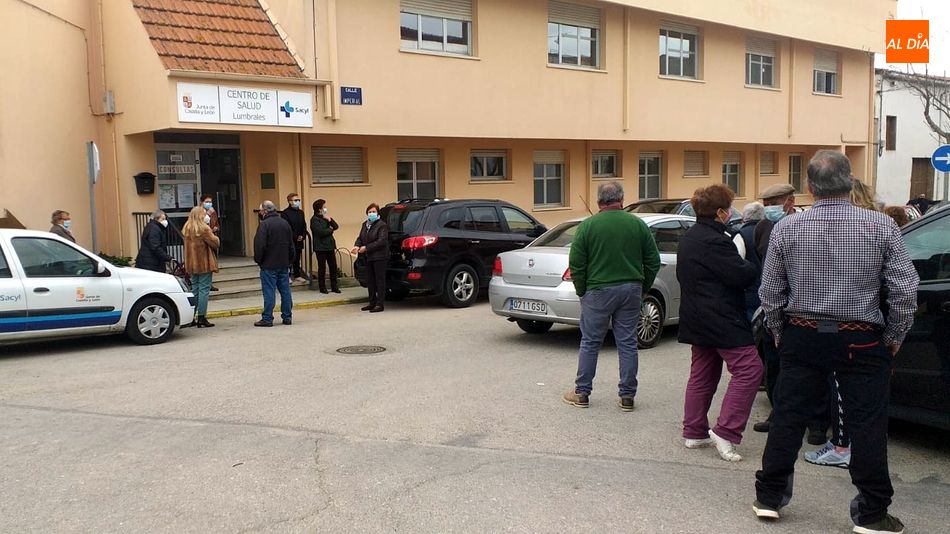 Gente esperando a la puerta del centro de salud que ha acogido hasta ahora la vacunación de mayores de 90 años