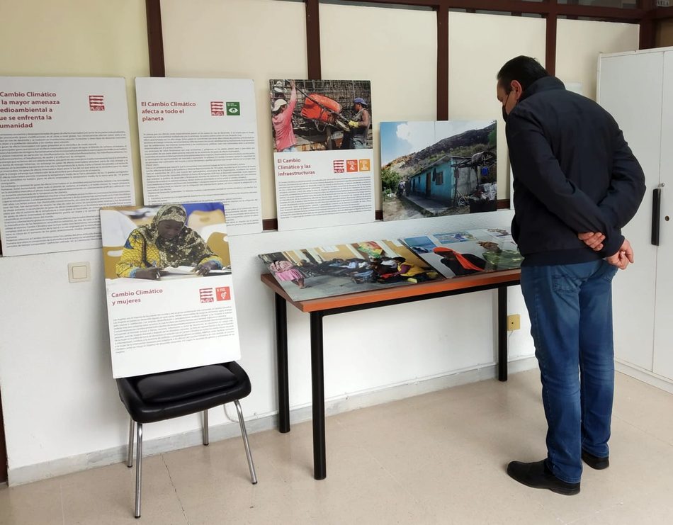 Foto 3 - La Biblioteca de Vitigudino acoge una exposición de la ONG MUSOL sobre el cambio climático y sus...