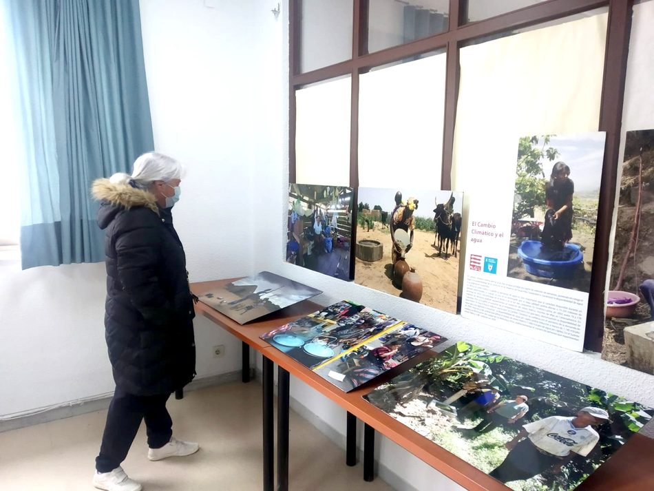 Foto 2 - La Biblioteca de Vitigudino acoge una exposición de la ONG MUSOL sobre el cambio climático y sus...