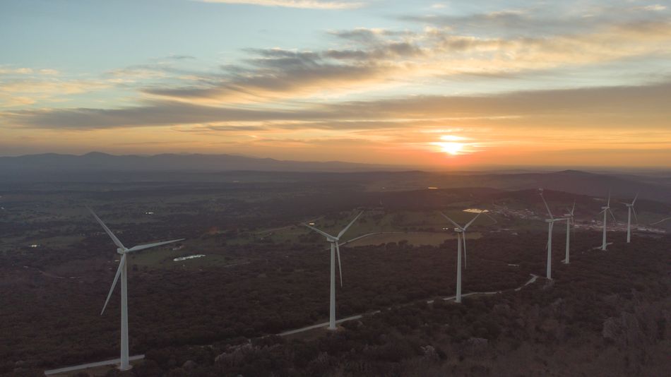 Foto 2 - Espectacular vídeo, grabado con un dron, en el parque eólico Sierra de Dueña