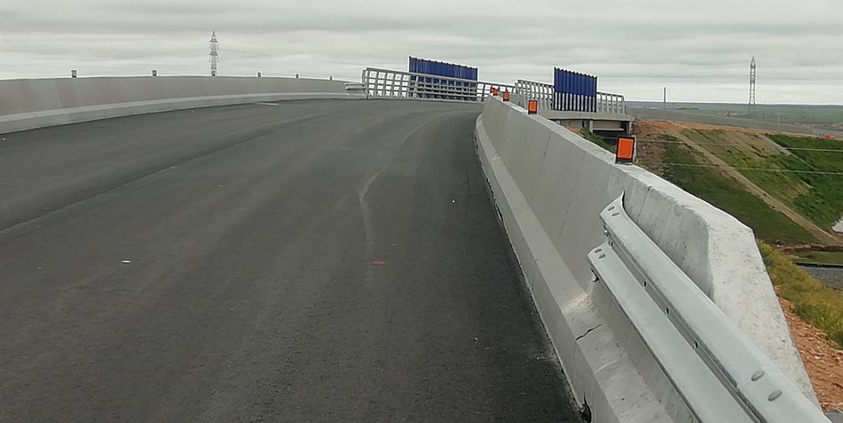 Imagen de uno de los nuevos puentes para evitar los pasos a nivel que se eliminarán. Foto ADIF