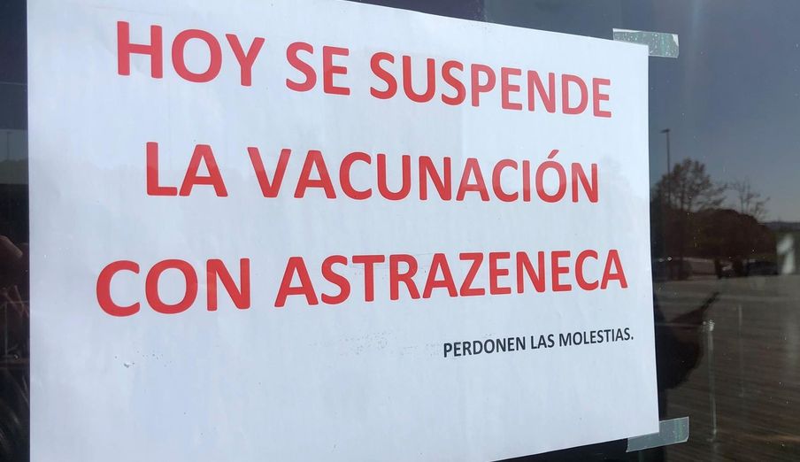 Cartel informativo sobre la suspensión de la vacuna de Astra Zeneca en Castilla y León. Foto EP