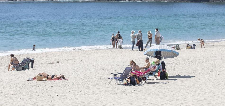 Varias personas en la playa de Sanxenxo, en Pontevedra, Galicia. Foto Beatriz Ciscar - EP