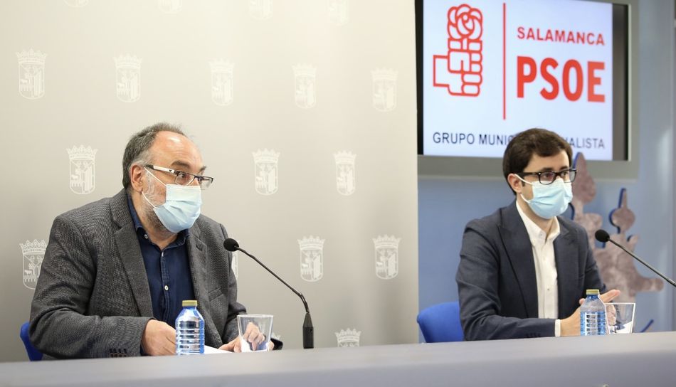 Juan José García Meilán y José Luis Mateos, concejales socialistas que presentaron esta iniciativa. Foto EP