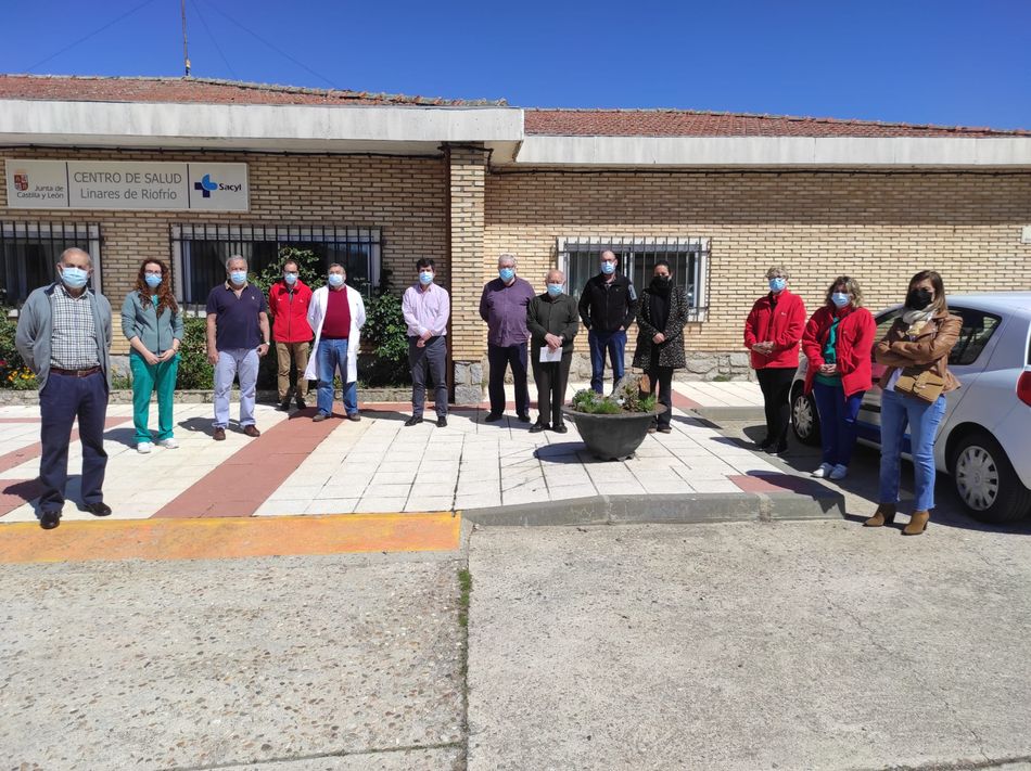 Homaneje a Luis Fernando Mateos en el centro de salud de Linares de Riofrío - SP