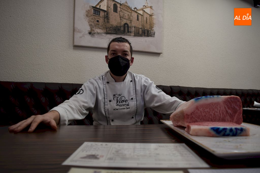 El chef Cristian Ojeda junto a la carne de Kobe / Pedro Zaballos