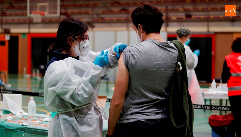 Vacunación a una de los universitarios citados en el pabellón Unamuno el 11 de marzo. Foto de Guillermo García