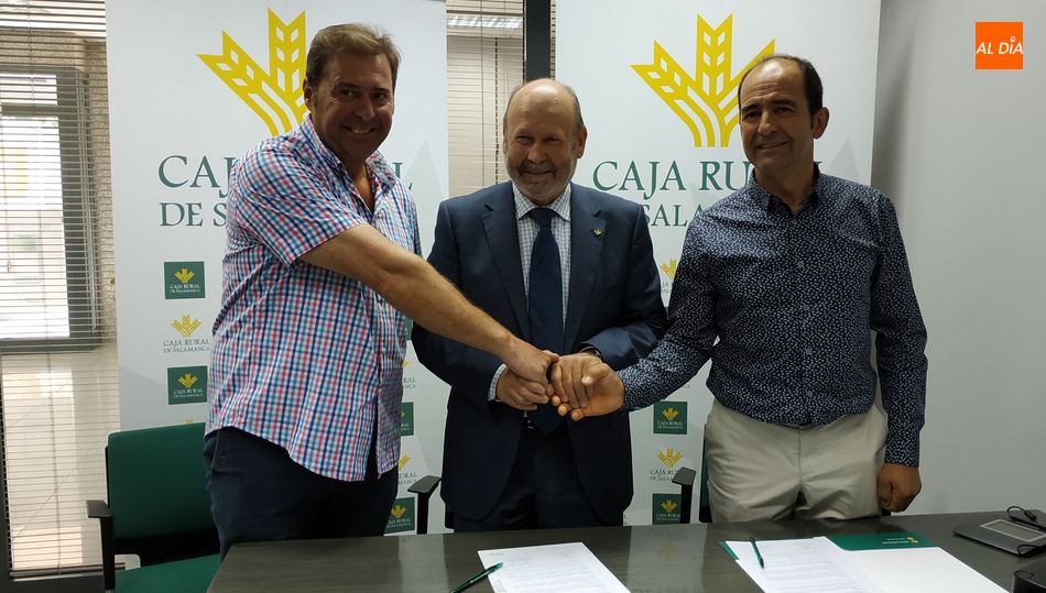 Acto de firma del convenio entre Caja Rural de Salamanca y la Asociación Ganaderos Sierra de Béjar