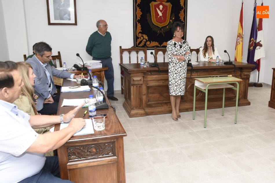 Foto 2 - Luisa de Paz, primera alcaldesa de Vitigudino tras el voto en blanco de los socialistas  