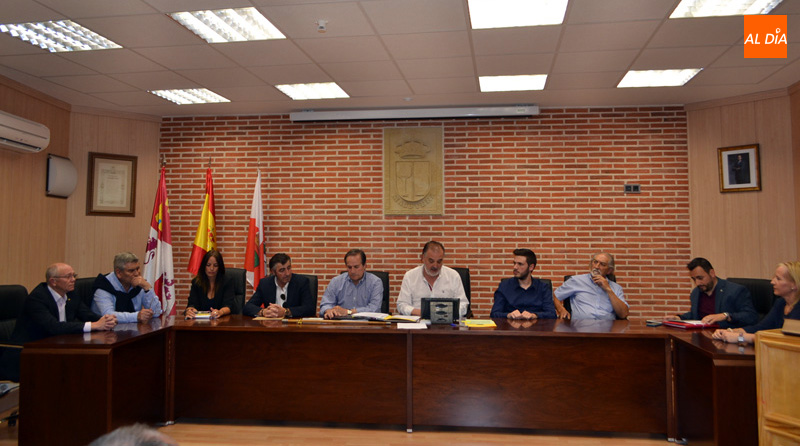 Foto 5 - El socialista Antonio Méndez toma posesión de su cargo como alcalde de Macotera, buscando el...