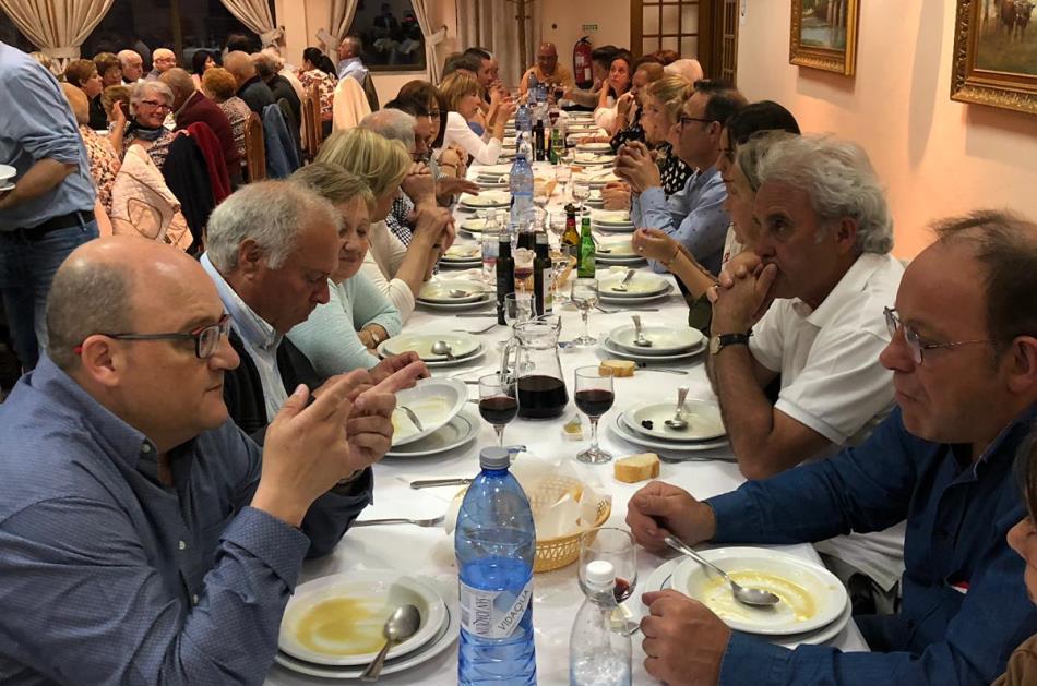 Foto 3 - La AECC reúne a un centenar de comensales en una cena benéfica en Fuentes de Oñoro  