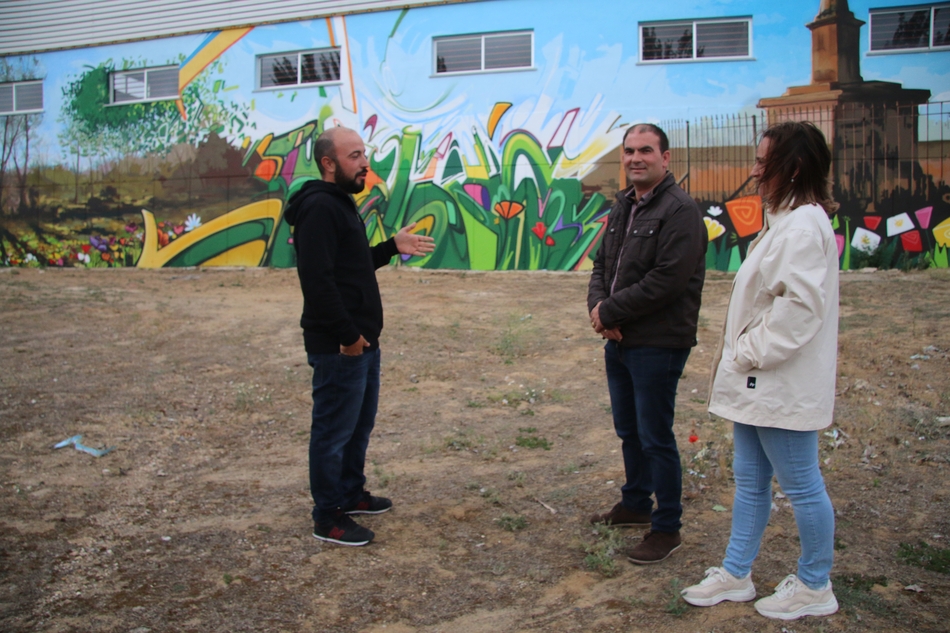 En la imagen, de izq. a dcha., el artista Daniel Martín, el alcalde en función, Carlos Gallego, y la concejala Rebeca Vicente.