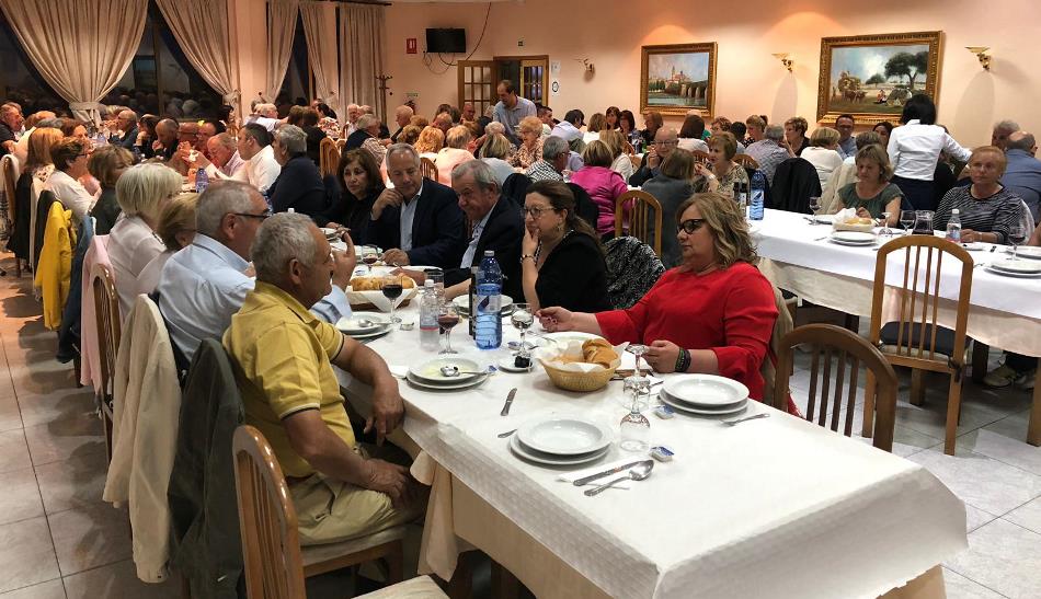 Foto 5 - La AECC reúne a un centenar de comensales en una cena benéfica en Fuentes de Oñoro  
