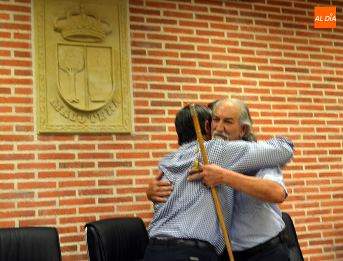 Foto 6 - El socialista Antonio Méndez toma posesión de su cargo como alcalde de Macotera, buscando el...