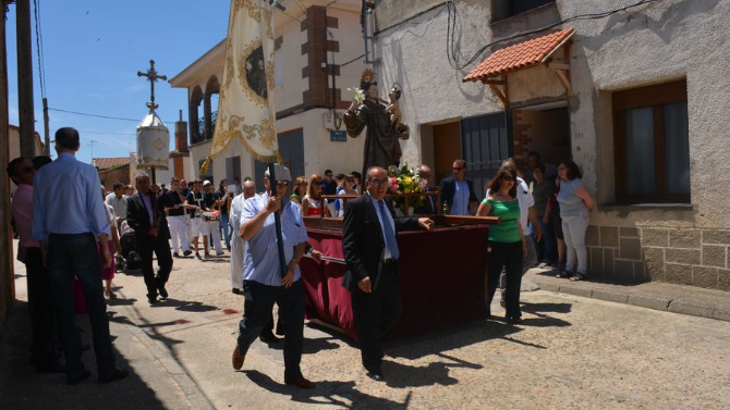 Los vecinos del municipio acompañando al santo el pasado año/ Lydia González