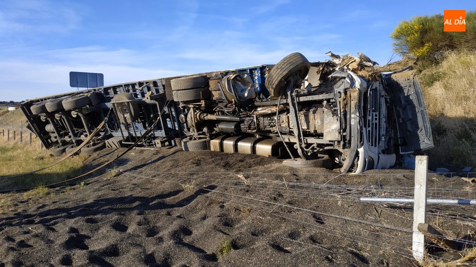 Foto 3 - Dos camiones sufren un aparatoso vuelco en la A-66 a la altura de Fresno Alhándiga