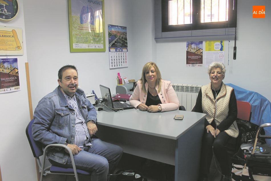 Raúl Fraile, María Martín y Lola Becerro, en la sede de la Asociación Apucyl.