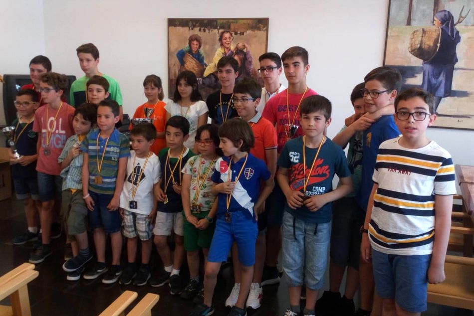 Foto 2 - El equipo infantil de Ajedrez de Béjar se alza con el título de campeón provincial de los Juegos ...