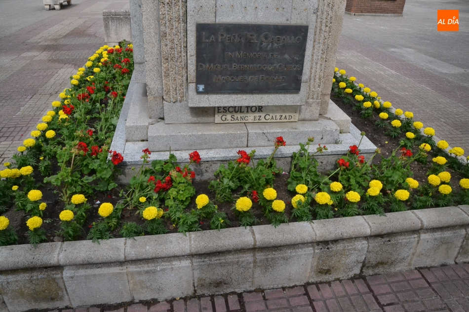 Foto 6 - Los entornos de la Encina Flaca y el Monumento al Garrochista se llenan de flores...