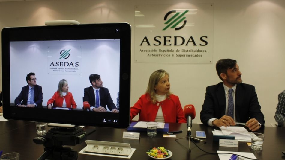 Ignacio García Magarzo, director general de ASEDAS; María Puelles y Gonzalo Moreno, coautores del III Observatorio para la Evolución del Comercio Electrónico de Alimentación