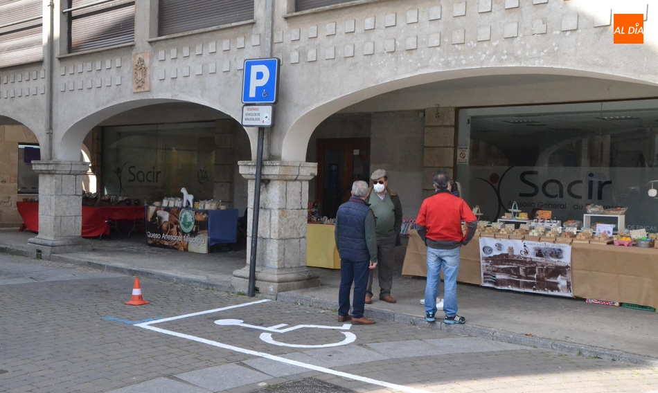 Foto 6 - Artesanos locales instalan sus puestos en los soportales de la calle Cardenal Pacheco  