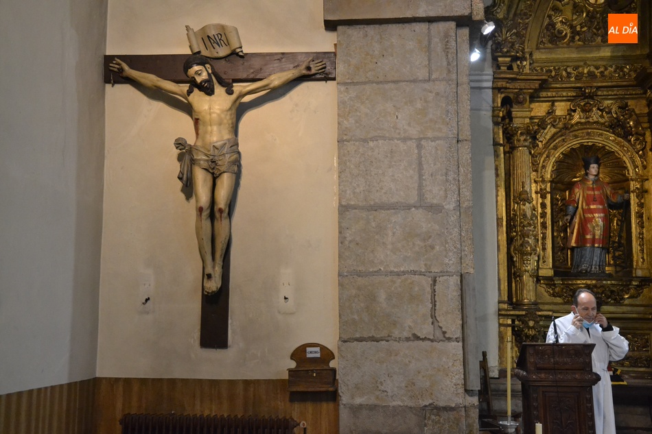Foto 6 - Cofrades de la Santa Cruz devuelven a su sitio al Cristo de San Andrés  