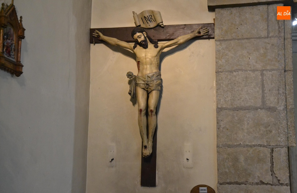 Foto 5 - Cofrades de la Santa Cruz devuelven a su sitio al Cristo de San Andrés  